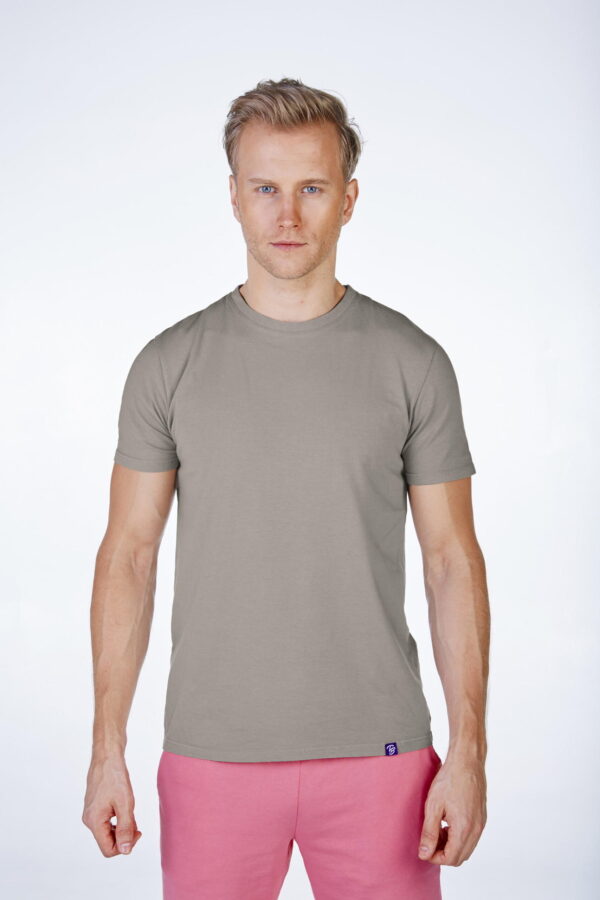 T-shirt-Jersey-Man-Grey-Model-02-scaled-600x900